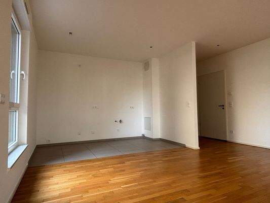 Leerer Wohnraum mit Parkett