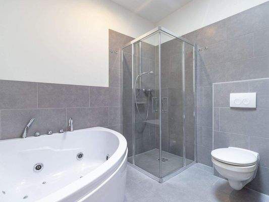 Vollbad mit Whirlwanne...