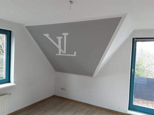 Zimmer mit Tür zum Balkon.jpg