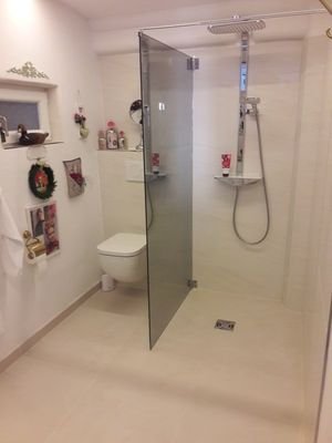 BADEZIMMER MIT DUSCHE