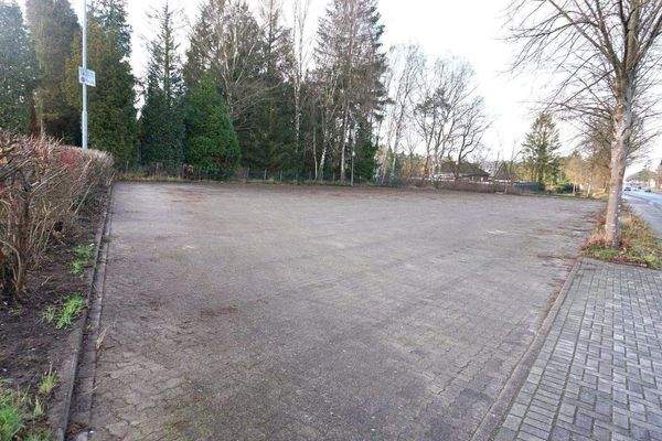 Parkplatz von dem Mehrfamilienhaus