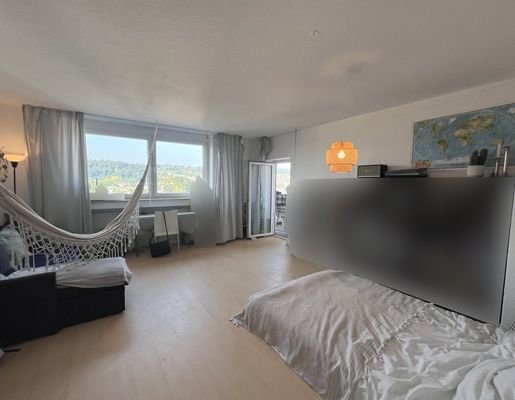 Geräumiges Zimmer mit Zugang auf den Südwest-Balkon