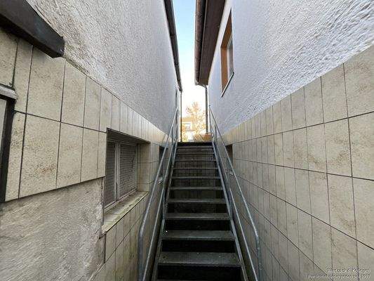 Treppe zu den Kellerräumen Haus und Garage