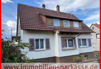 Straßenansicht mit nostalgischen Klappläden