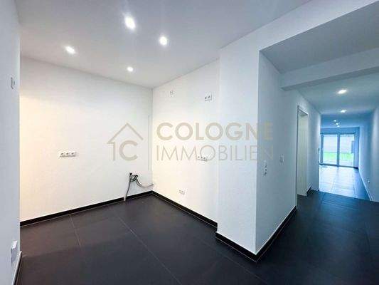 Gemütliche Küche mit Kellerzugang