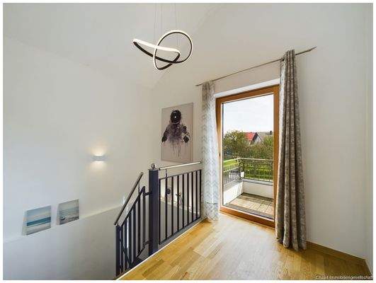 Diele Obergeschoß mit direktem Balkonzugang