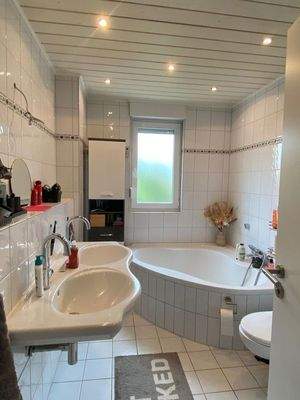 Duschbad mit Eckwanne, 1. OG