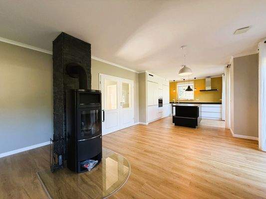 Kamin und Blick in die Küche