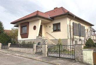 Außenansicht mit Solaranlage