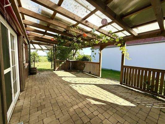 Überdachte Südterrasse