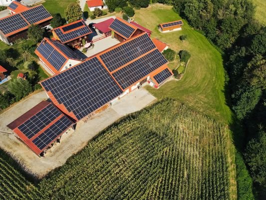 Hof + landwirtschaftliche Fläche