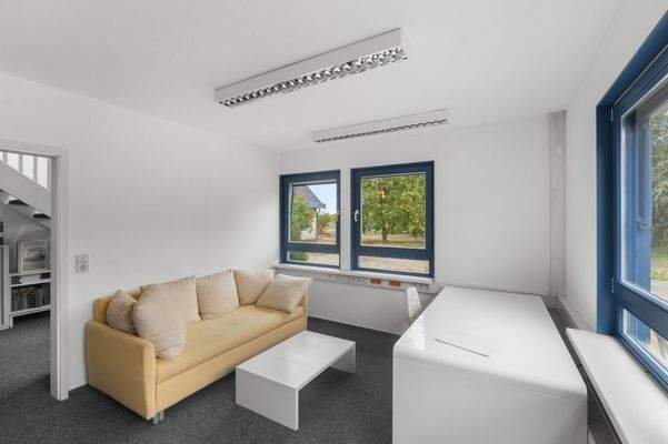 Büro im Erdgeschoss mit Besprechungssofa