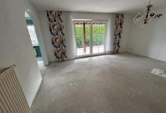 Wohnzimmer mit Zugang zur Terrasse und Esszimmer