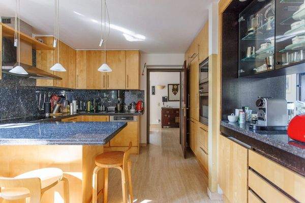 Küche mit angrenzendem Essbereich