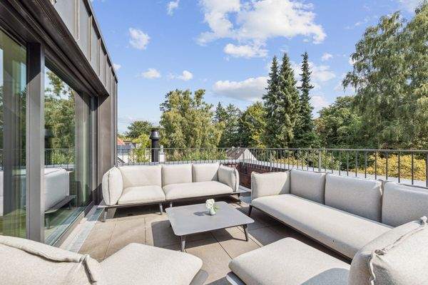 Sonnige Dachterrasse mit exklusiver Lounge-Ausstattung im Elternbereich