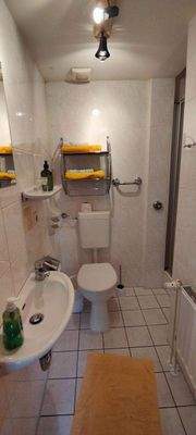 Bad v. Pensionszimmer