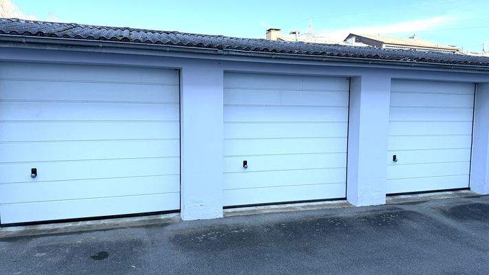Garage mit elektrischem Tor