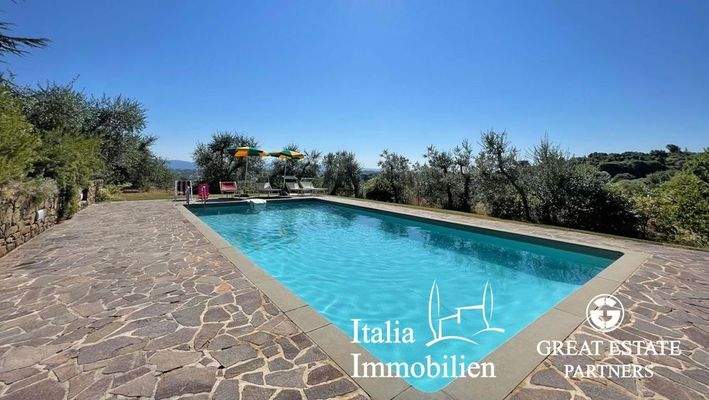 Typisches Bauernhaus mit Swimmingpool, Nebengebäude, Garten mit Olivenhain in Ortsnähe