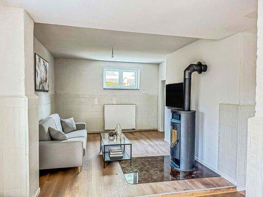 Offener Raum mit Kamin