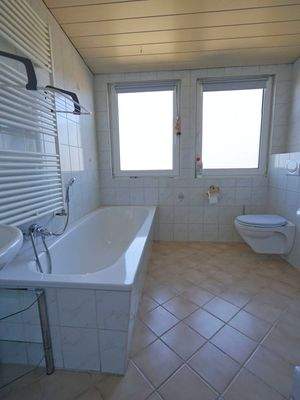 Weiteres Bad mit Wanne und Dusche