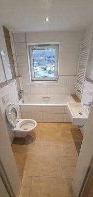 Tageslichtbad mit Badewanne
