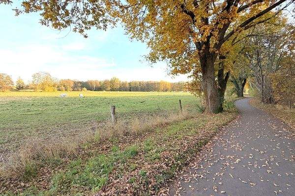 Rad- und Wanderweg an der Grundstücksgrenze