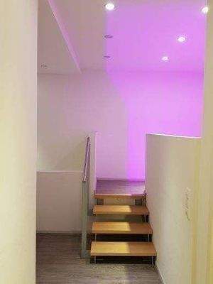 Eingang mit Treppe zu Küche oder Rezeption