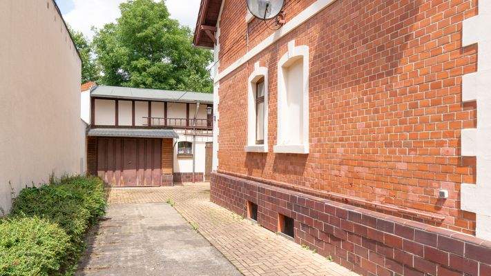 Außenansicht mit Hof