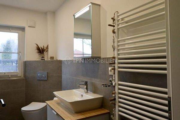 Masterbad mit Dusche und Badewanne