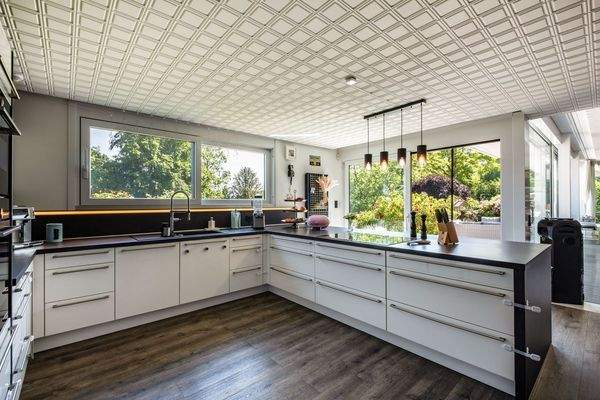 offene Küche mit Einbauküche