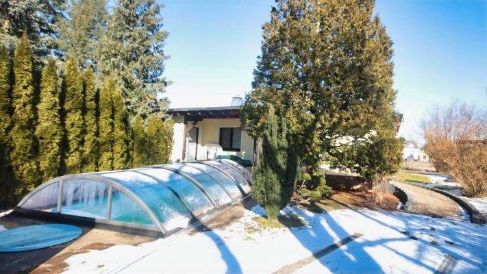 Einladender Poolbereich im Grünen