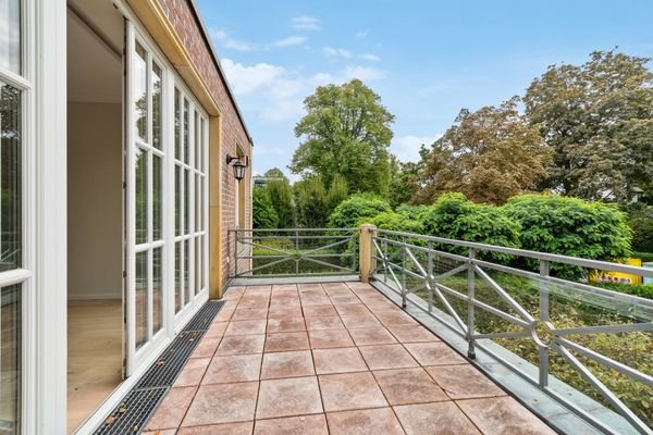 Großzügiger Balkon mit Blick ins Grüne