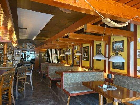 Gasstätte mit dem Tresen un der Sitzecke