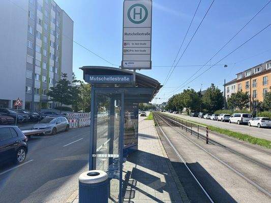 Haltestelle vorm Haus