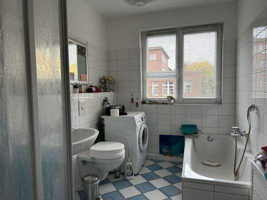 Tageslichtbad mit Dusche und Badewanne