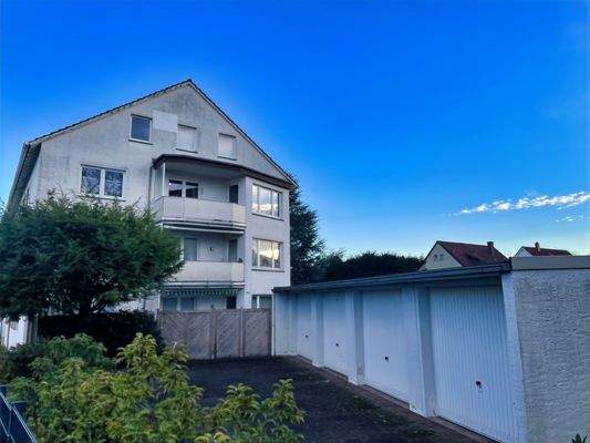 Hausseite West und Garagen