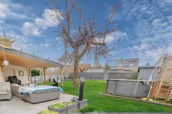 Garten und überdachte Terrasse