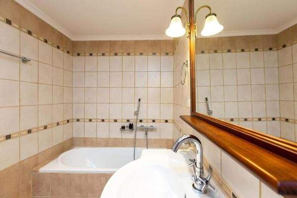 Kreta, Kournas: Spektakuläre Villa mit Tennisplatz nahe des Kournas-Sees zu verkaufen