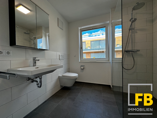 Großzügiges Duschbad