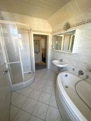 Bad mit Wanne und Dusche im OG
