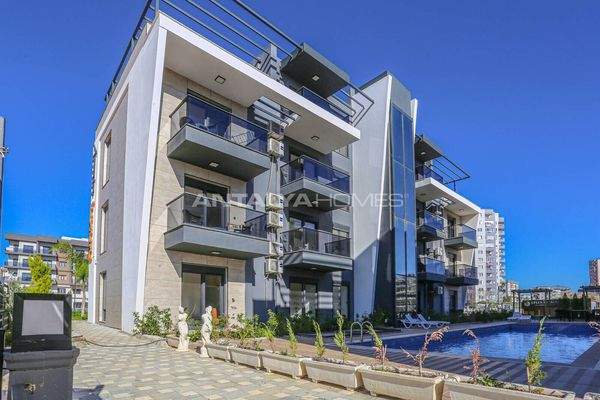 Building with High Rental Income Potential in Antalya Altintas