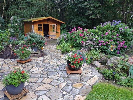 Garten mit Blockhaus