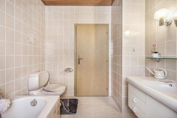 Badezimmer im Erdgeschoss