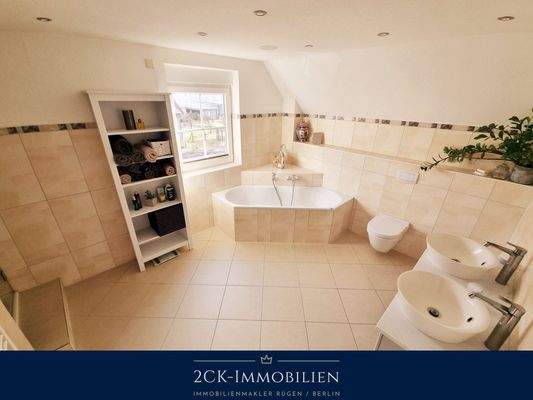 sehr großes badezimmer