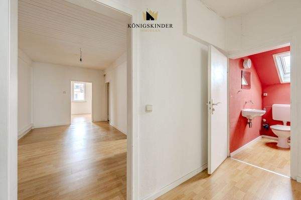 Flur mit separatem WC mit Fenster