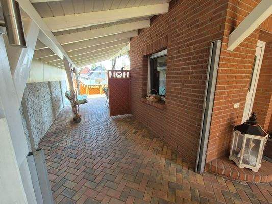 überdachte Sitzfläche
