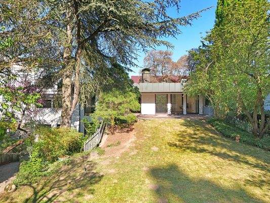 Die durchdachte Gartengestaltung ermöglicht einen schönen und bequemen Zugang zu beiden Hausebenen