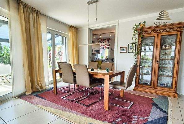 Essbereich mit Blick in die Küche