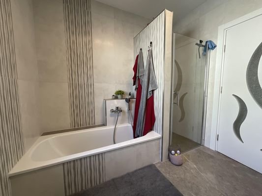 Badewanne und begehbare Dusche