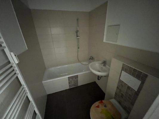 Badezimmer mit Wanne und Handtuchheizkörper